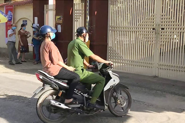 Chiến sĩ cảnh sát hỗ trợ kịp thời thí sinh quên thẻ dự thi ở nhà