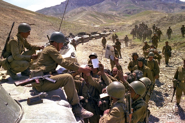 Quân đội Liên Xô, Afghanistan: Hình ảnh về Quân đội Liên Xô tại Afghanistan không chỉ cho chúng ta thấy được sự kiên cường của những người lính mà còn là một giờ phút lịch sử. Hãy cùng xem để học hỏi và tôn vinh chiến công của các anh hùng này.