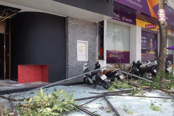 Nổ như bom cạnh ngân hàng trên phố Hà Nội, nhiều người hoảng loạn