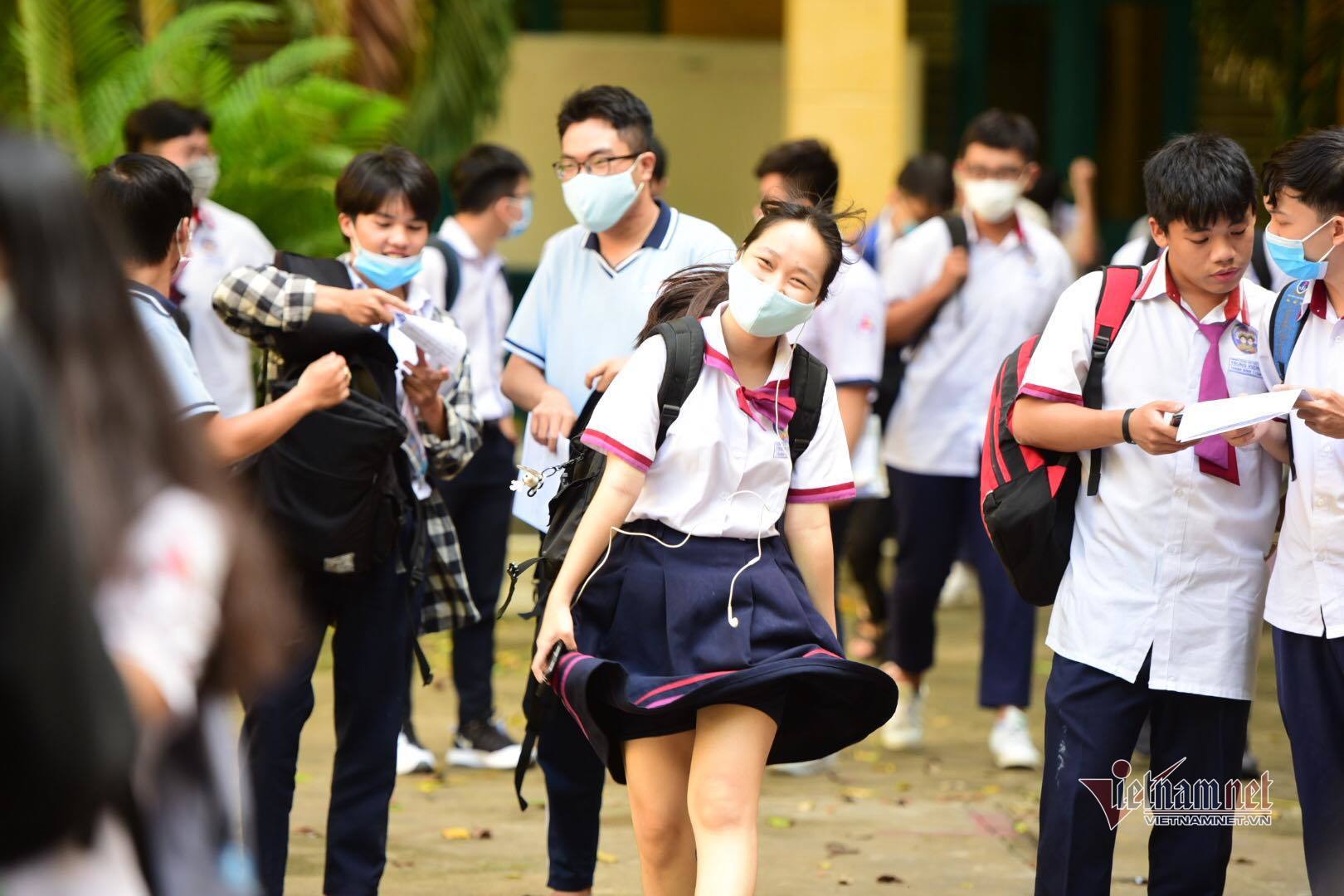 Sĩ tử hoàn thành bài thi cuối cùng của kỳ thi tốt nghiệp 'chưa từng có'