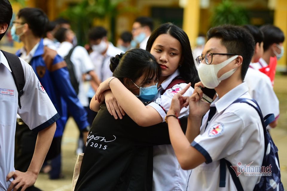 Sĩ tử vui - buồn sau buổi thi cuối cùng