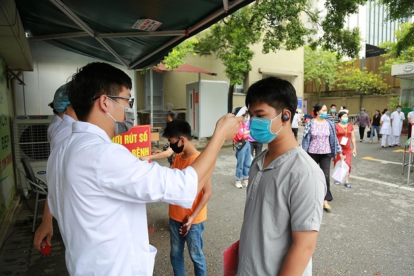 Các bệnh viện lớn ở Hà Nội thắt chặt người ra vào phòng dịch Covid-19