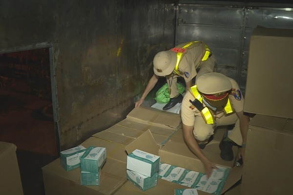 CSGT bắt giữ xe tải chở hơn 67.000 khẩu trang y tế không rõ nguồn gốc