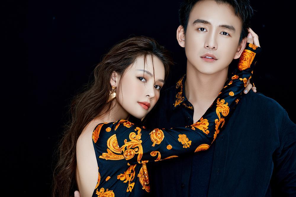 Sam tình tứ ôm MC Quang Bảo