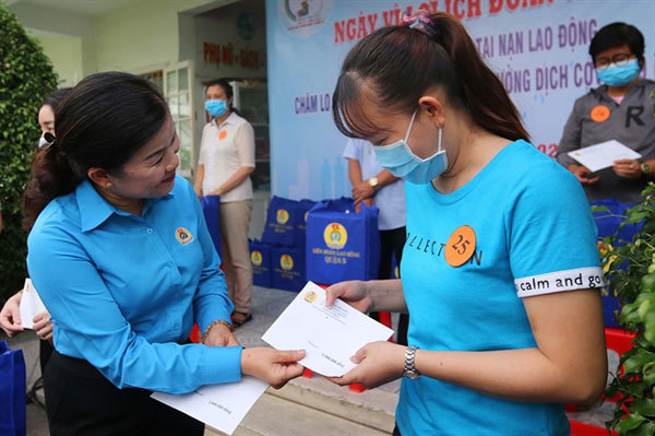 Wages cut amid pandemic, HCM City’s labourers have their burdens shared