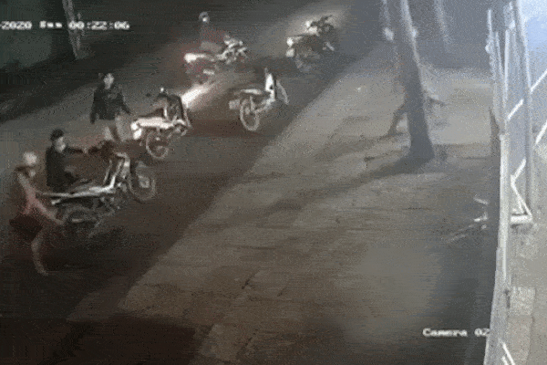 Chục thanh niên cầm hung khí xông vào quán nhậu chém người ở Sài Gòn