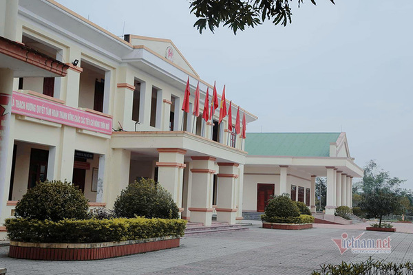 Ha Tinh: big, beautiful office buildings remain unused after commune merger