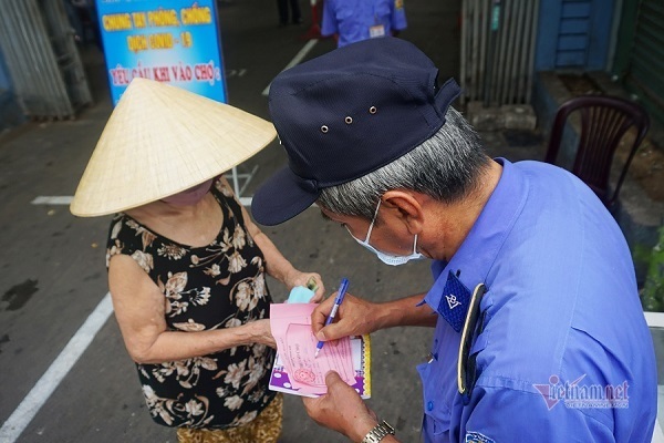 Ngày đầu đi chợ bằng thẻ ở Đà Nẵng, nhiều người phải xách giỏ quay về