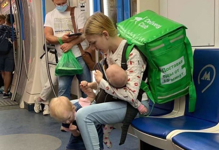 Bà mẹ 19 tuổi đưa 2 con nhỏ đi giao hàng, gây xôn xao mạng xã hội