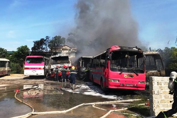 6 ô tô khách cháy dữ dội tại bãi giữ xe ở Thanh Hóa