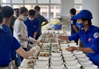 VN soldiers and women to COVID-19 fight by preparing meals for those in quarantine