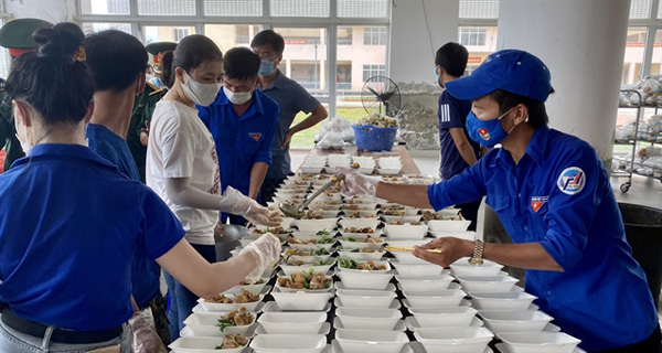 VN soldiers and women to COVID-19 fight by preparing meals for those in quarantine