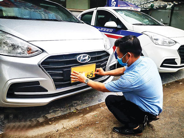 Transport companies rush to deal with licence plate colour changes