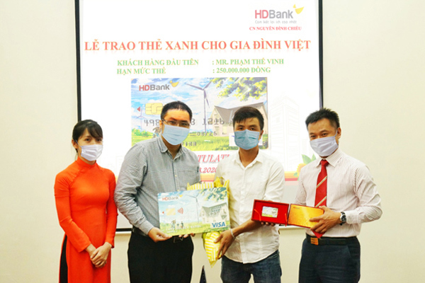 HDBank trao ‘Thẻ Xanh cho gia đình Việt’