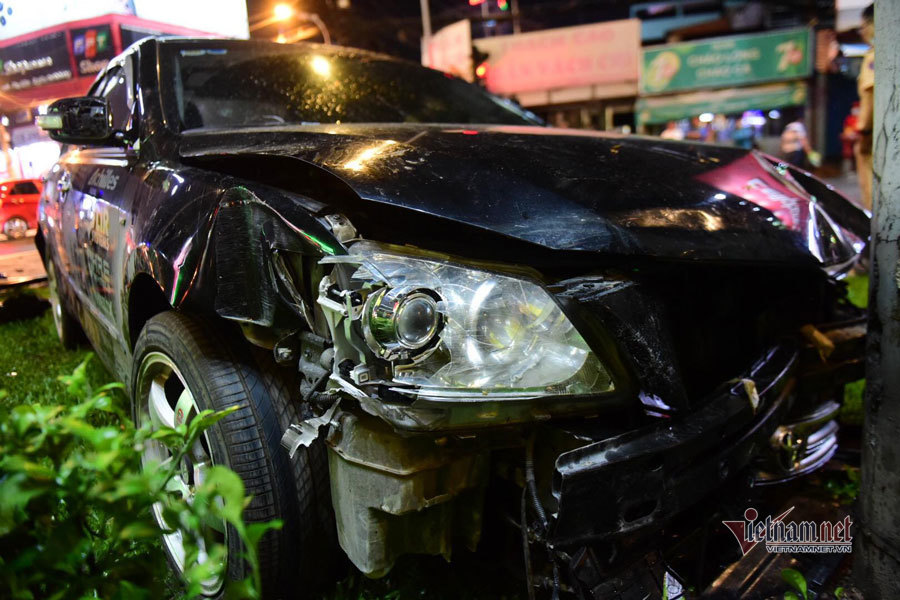 Ô tô Camry đâm loạt xe máy ở Sài Gòn, nhiều người bị thương