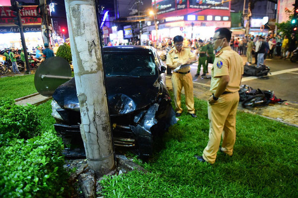 Eight motorbikes hit, 10 people injured in HCM City's car crash