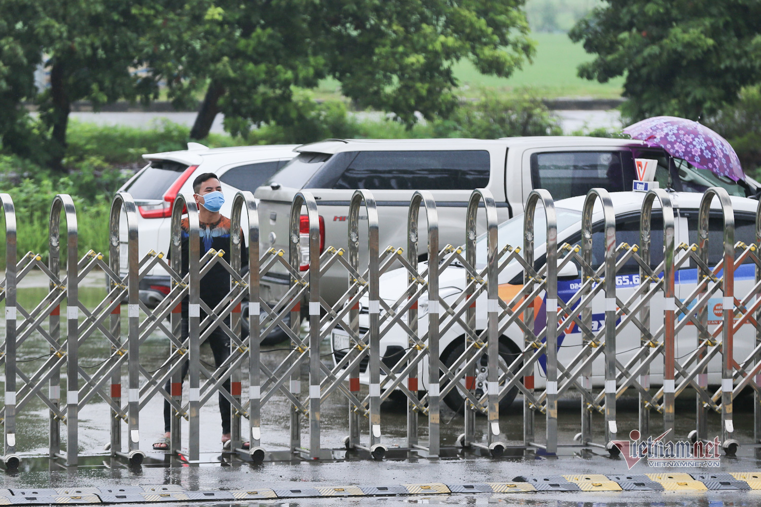 Khoảnh khắc đoàn tụ của gia đình có 3 người về từ Guinea Xích Đạo