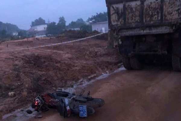 Khai thác đất trái phép, ‘hung thần’ xe ben lao thẳng vào công an