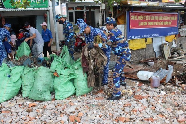 Vùng CSB 4 kết hợp công tác huấn luyện trên biển với triển khai tuyên truyền pháp luật