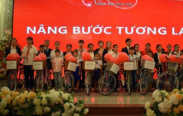 Quảng Bình trao 20 xe đạp cho học sinh nghèo