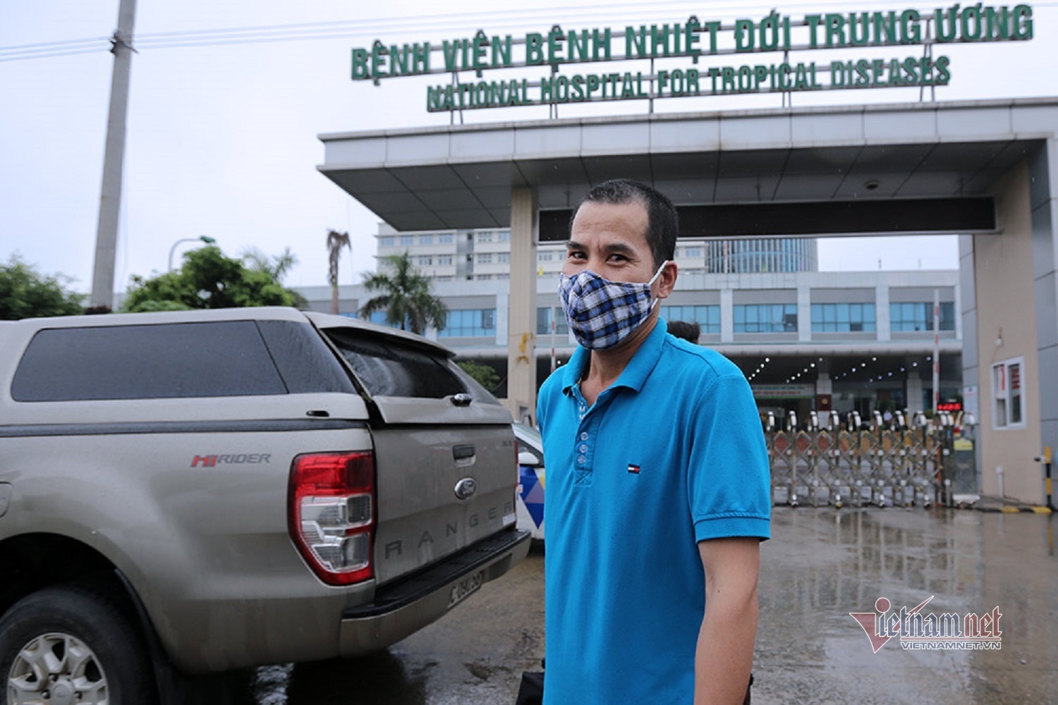 Khoảnh khắc đoàn tụ của gia đình có 3 người về từ Guinea Xích Đạo