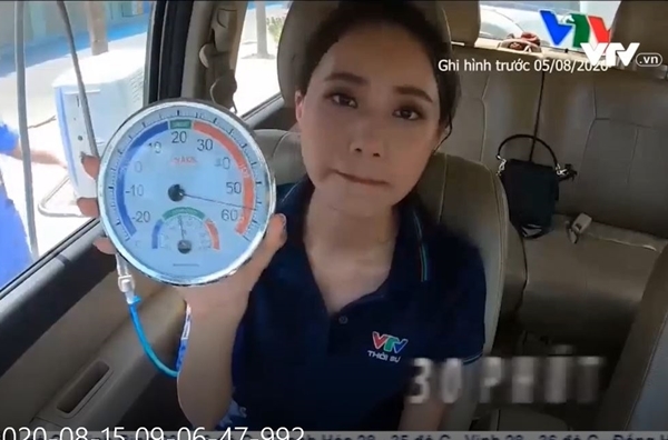 MC Xuân Anh dẫn bản tin thời tiết trong ô tô đóng kín nhiệt độ 57 độ C