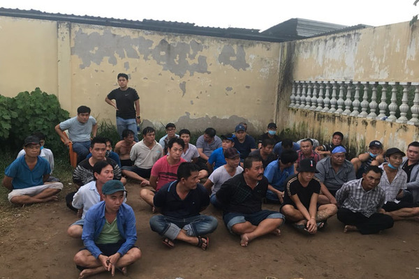 Phá trường gà ven Sài Gòn, bắt 39 người