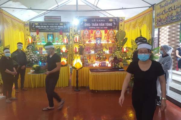 Dựng rạp đám cưới, hai bố con chú rể bị điện giật tử vong