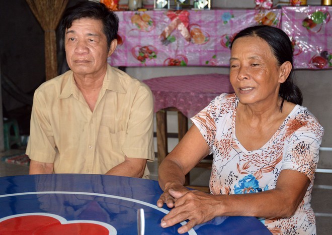 Xúc động vợ chồng già viết đơn xin thoát nghèo