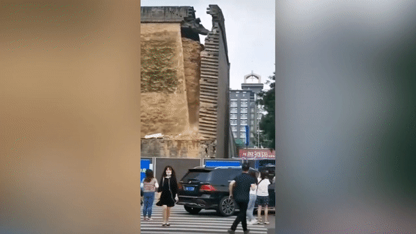 Bức tường 600 tuổi 'khổng lồ' bất ngờ đổ sập xuống phố do mưa lớn