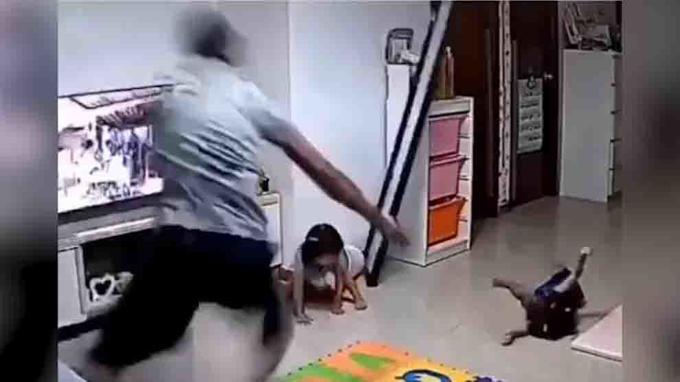 Con gái làm đổ gương, ông bố lao ra giải cứu 'nhanh như chớp'