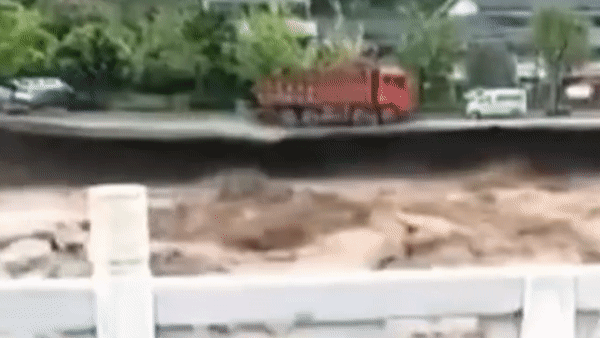 Lũ quét kéo sập đường, cuốn bay xe tải