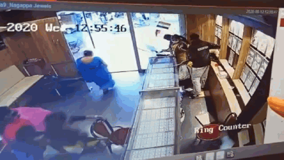Tấn công tiệm vàng, tên cướp bị 1 phụ nữ phang ghế vào mặt