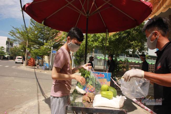 Quầy hàng đặc biệt ở Đà Nẵng: Bán bằng tấm lòng, mua bằng nụ cười