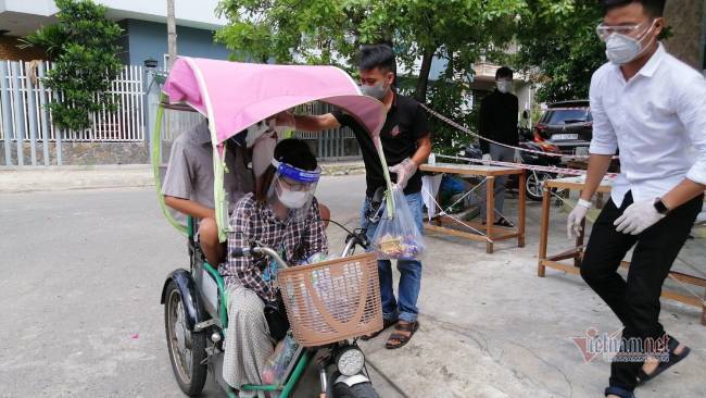 Quầy hàng đặc biệt ở Đà Nẵng: Bán bằng tấm lòng, mua bằng nụ cười