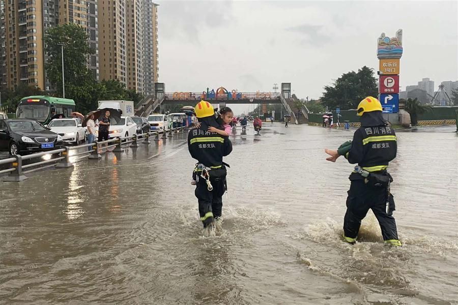 Mưa lũ khủng khiếp, Trung Quốc sơ tán hàng vạn dân
