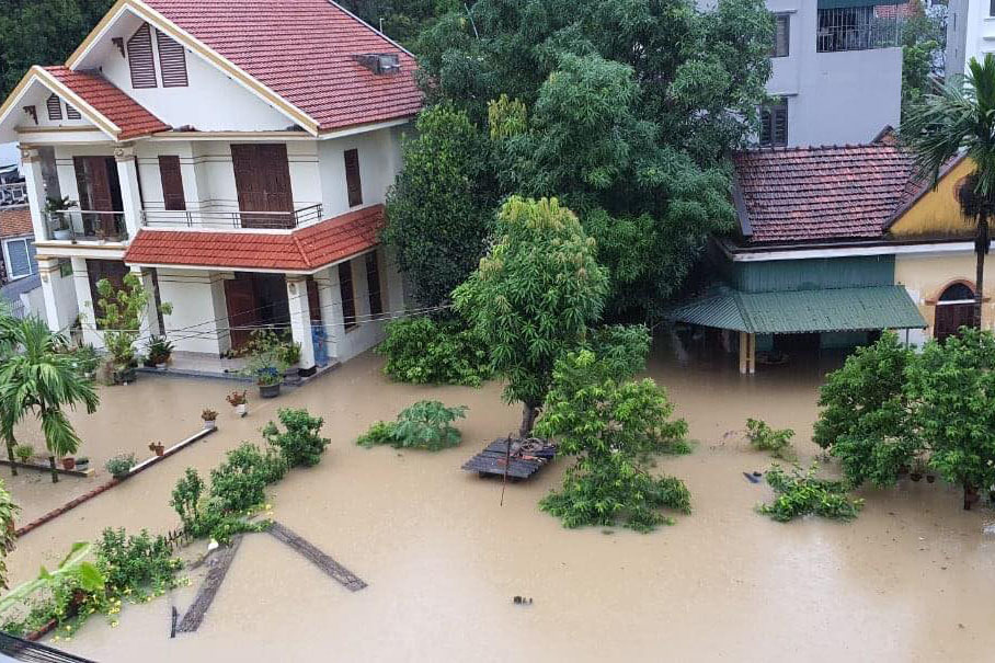 Mưa lớn nhiều giờ, nước ngập lưng cổng nhà ở Quảng Ninh