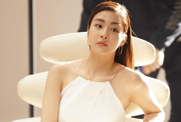 Tình cũ Hyun Bin bất ngờ thông báo kết hôn