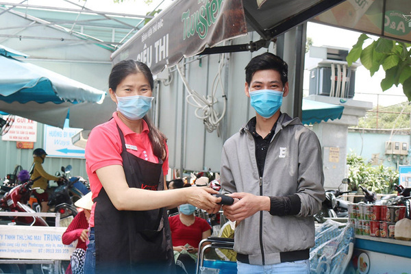 Nhặt được 4 triệu đồng, nữ nhân viên căng tin bệnh viện tìm cách trả lại