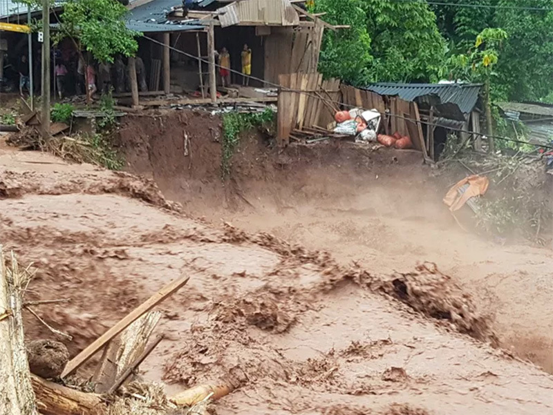 Lũ quét cuốn trôi nhiều ngôi nhà ở Điện Biên