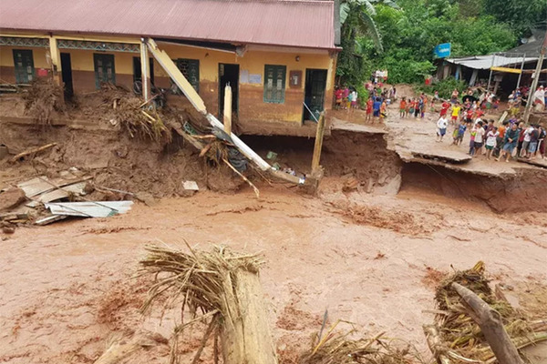 Flash flood sweeps away many houses in Dien Bien