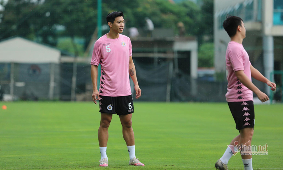 Văn Hậu phẫu thuật thành công, nghỉ hết lượt đi V-League 2021