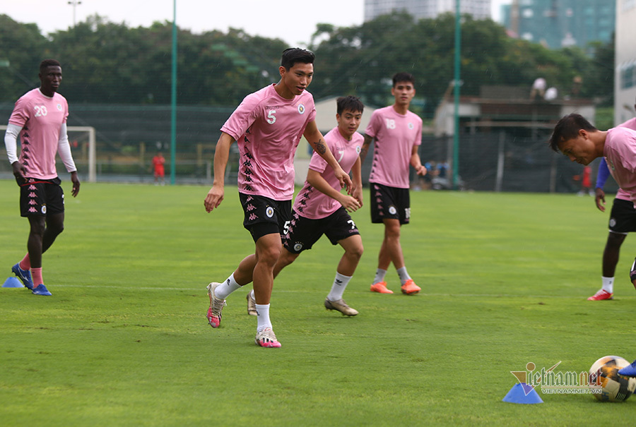 Hết cách ly, Văn Hậu từ chối biệt đãi của Hà Nội FC