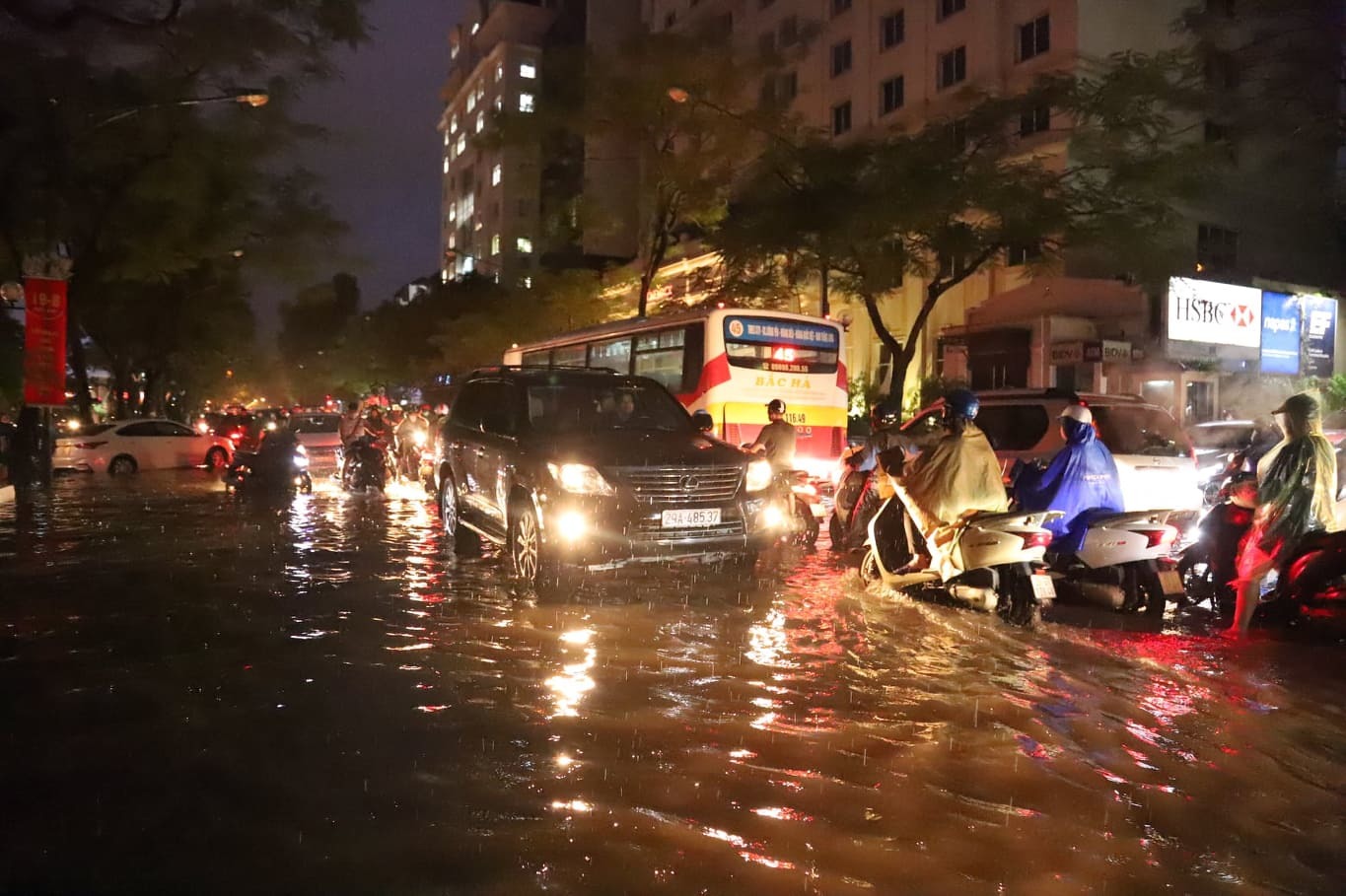 Hà Nội mưa lớn nhiều giờ, hàng loạt tuyến phố ngập sâu