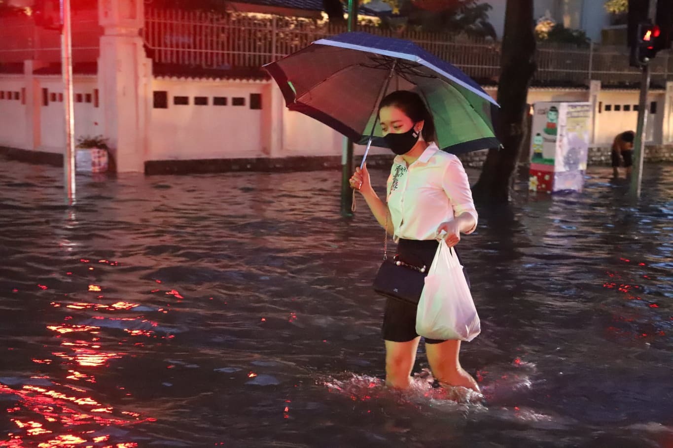 Hà Nội mưa lớn nhiều giờ, hàng loạt tuyến phố ngập sâu