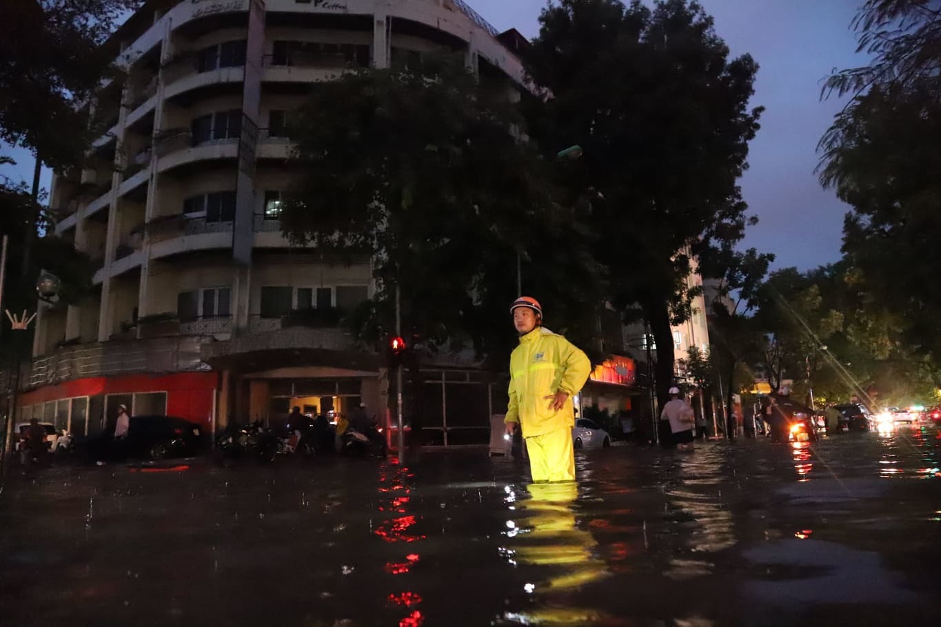 Hà Nội mưa lớn nhiều giờ, hàng loạt tuyến phố ngập sâu