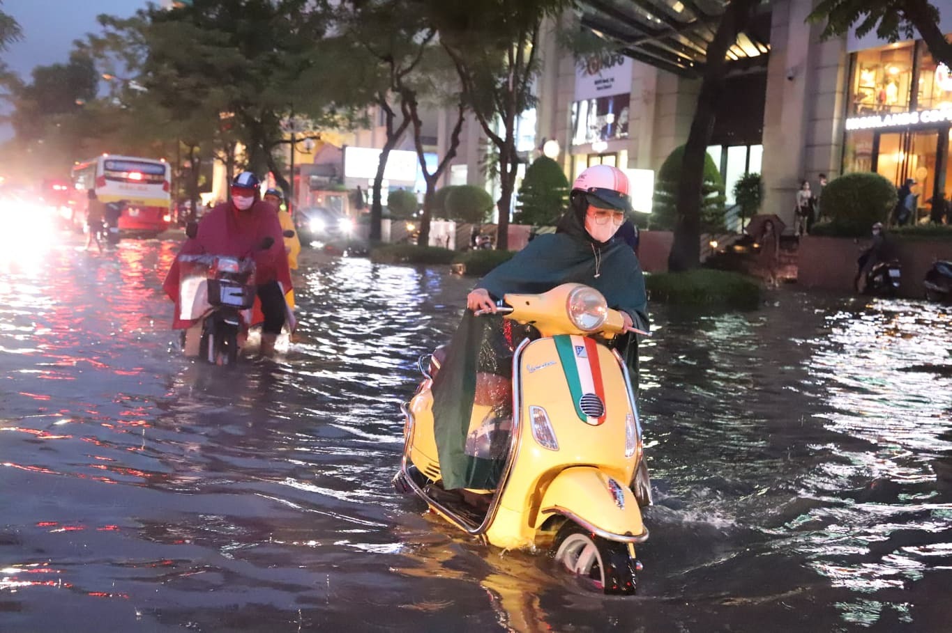 Hanoi: Many streets flood after heavy downpour