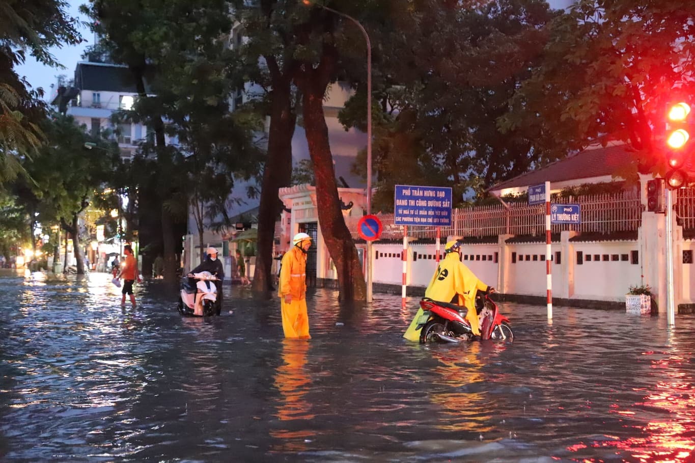 Hà Nội mưa lớn nhiều giờ, hàng loạt tuyến phố ngập sâu
