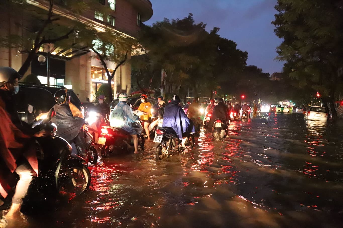 Hà Nội mưa lớn nhiều giờ, hàng loạt tuyến phố ngập sâu