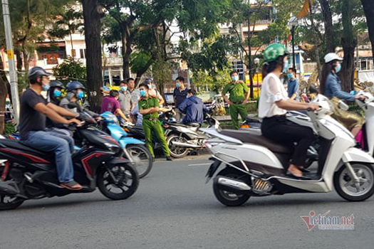 Truy bắt nhóm đâm chết người ở công viên Sài Gòn giữa ban ngày